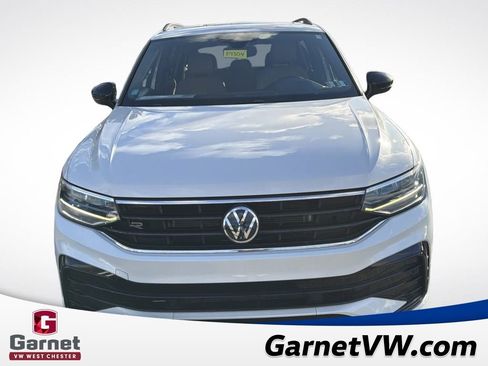 Certified 2023 Volkswagen Tiguan SE R-Line image 9