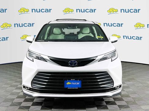 New 2025 Toyota Sienna Limited image 3