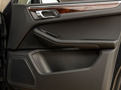 Certified 2024 Porsche Macan AWD/4WD image 42