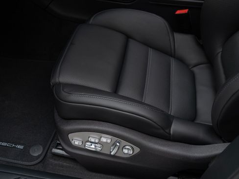 Used 2026 Porsche Macan AWD/4WD image 16