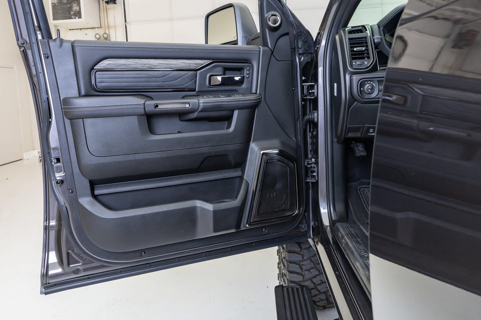 Used 2026 RAM 2500 Limited AWD/4WD image 35