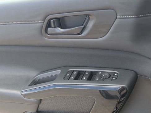 Used 2025 Nissan Pathfinder SV FWD image 25