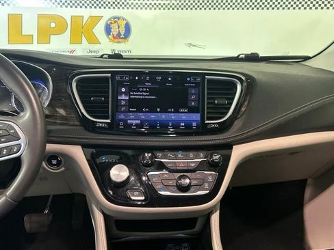 Used 2022 Chrysler Pacifica Limited FWD image 21
