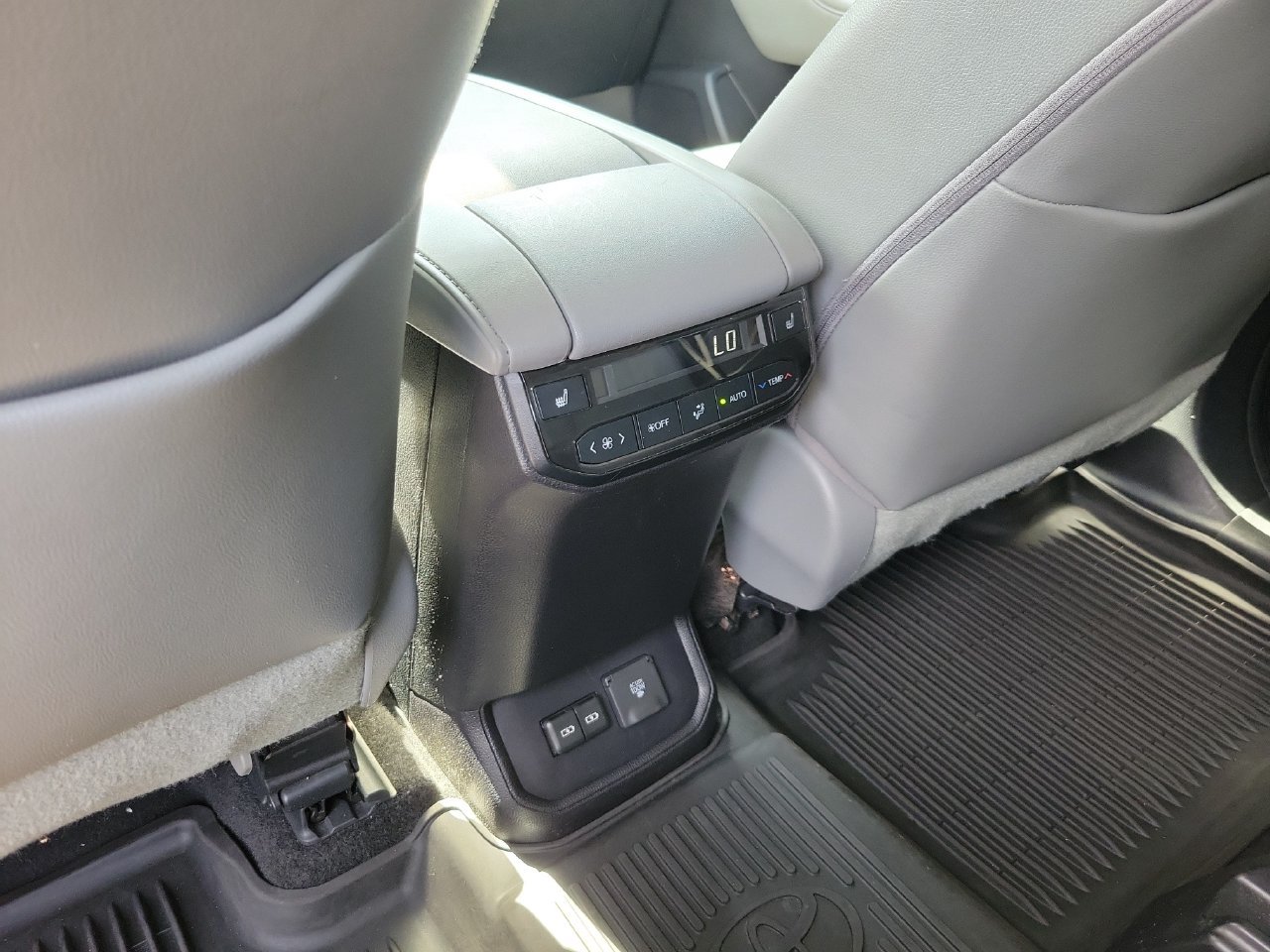 Used 2023 Toyota Highlander Platinum FWD image 12