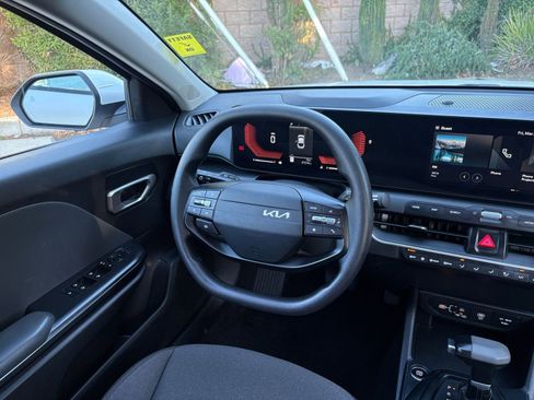 Used 2025 Kia K4 LXS image 33