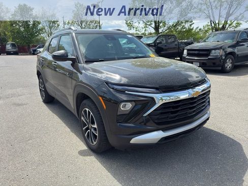 Used 2025 Chevrolet TrailBlazer LT image 2