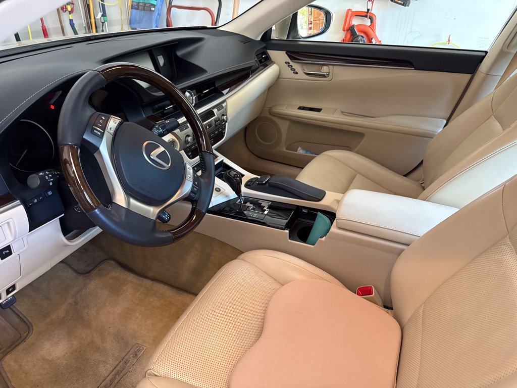 Used 2015 Lexus ES 350 w/ Ultra Luxury Package FWD image 4