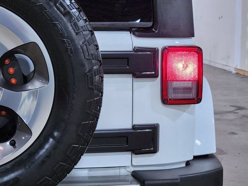Used 2018 Jeep Wrangler Unlimited Sahara AWD/4WD image 22