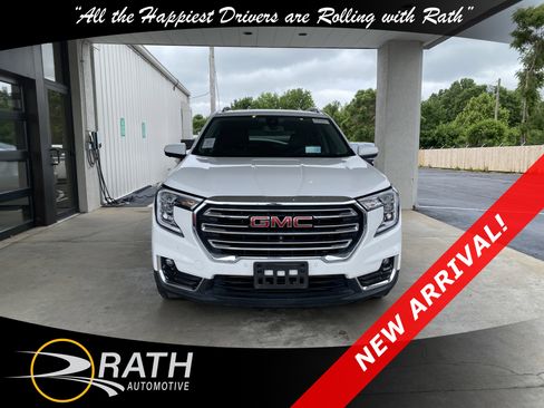 Used 2022 GMC Terrain SLT w/ Tech Package FWD image 3
