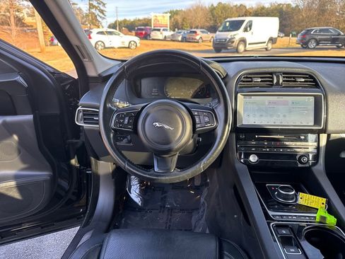 Used 2017 Jaguar F-PACE Prestige image 17