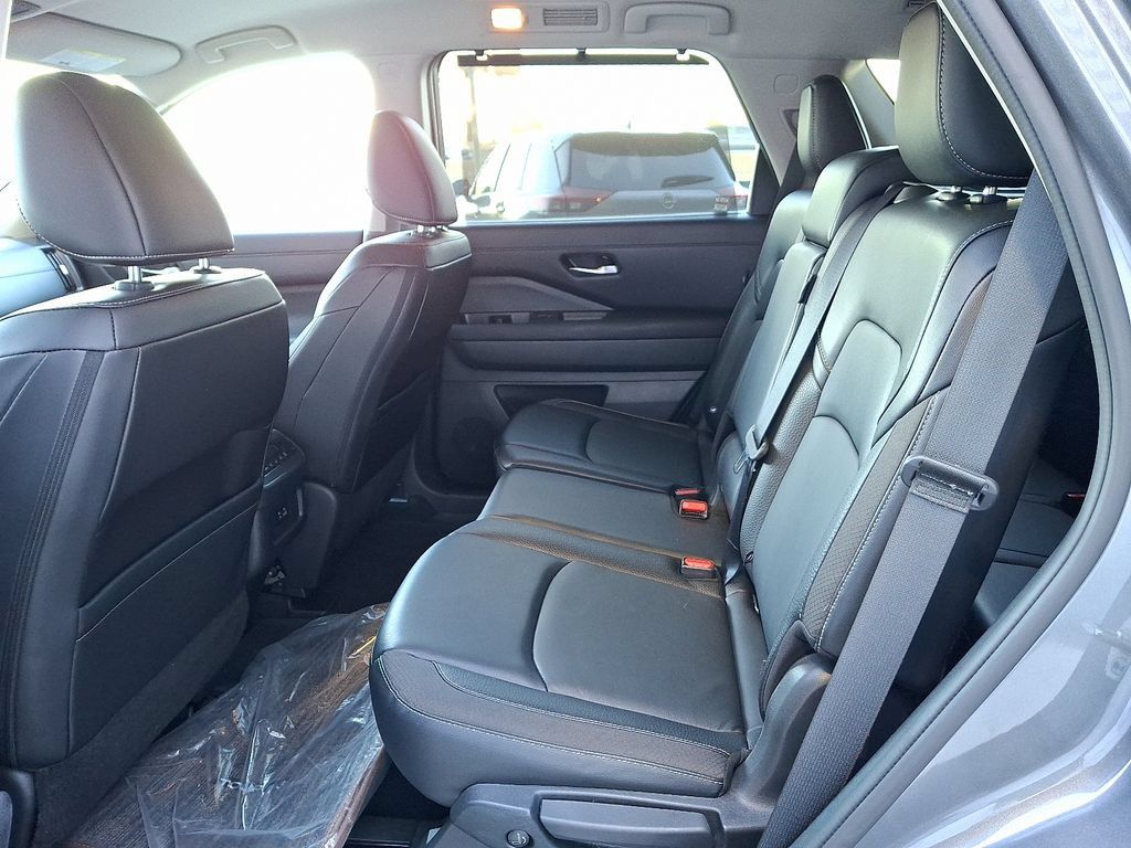 Used 2023 Nissan Pathfinder SL AWD/4WD image 14