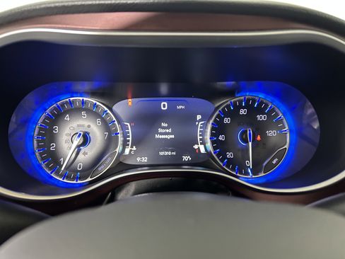 Used 2017 Chrysler Pacifica Limited w/ Advanced Safetytec Group FWD image 14