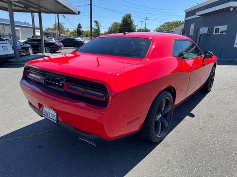 Used 2015 Dodge Challenger SXT RWD image 7