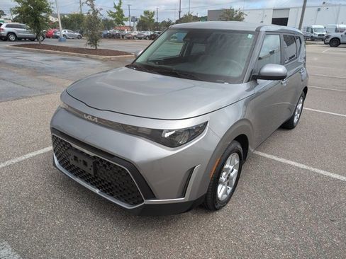 Used 2025 Kia Soul LX w/ LX Technology Package FWD image 2