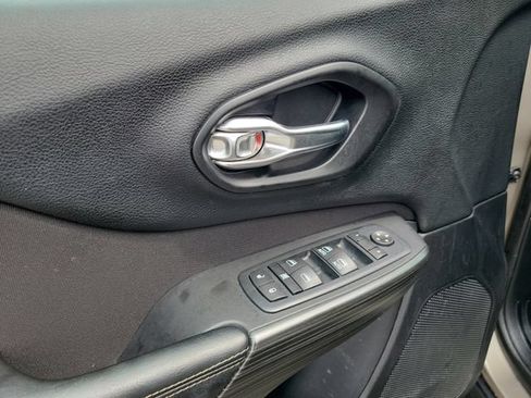 Used 2017 Jeep Cherokee Latitude AWD/4WD image 18