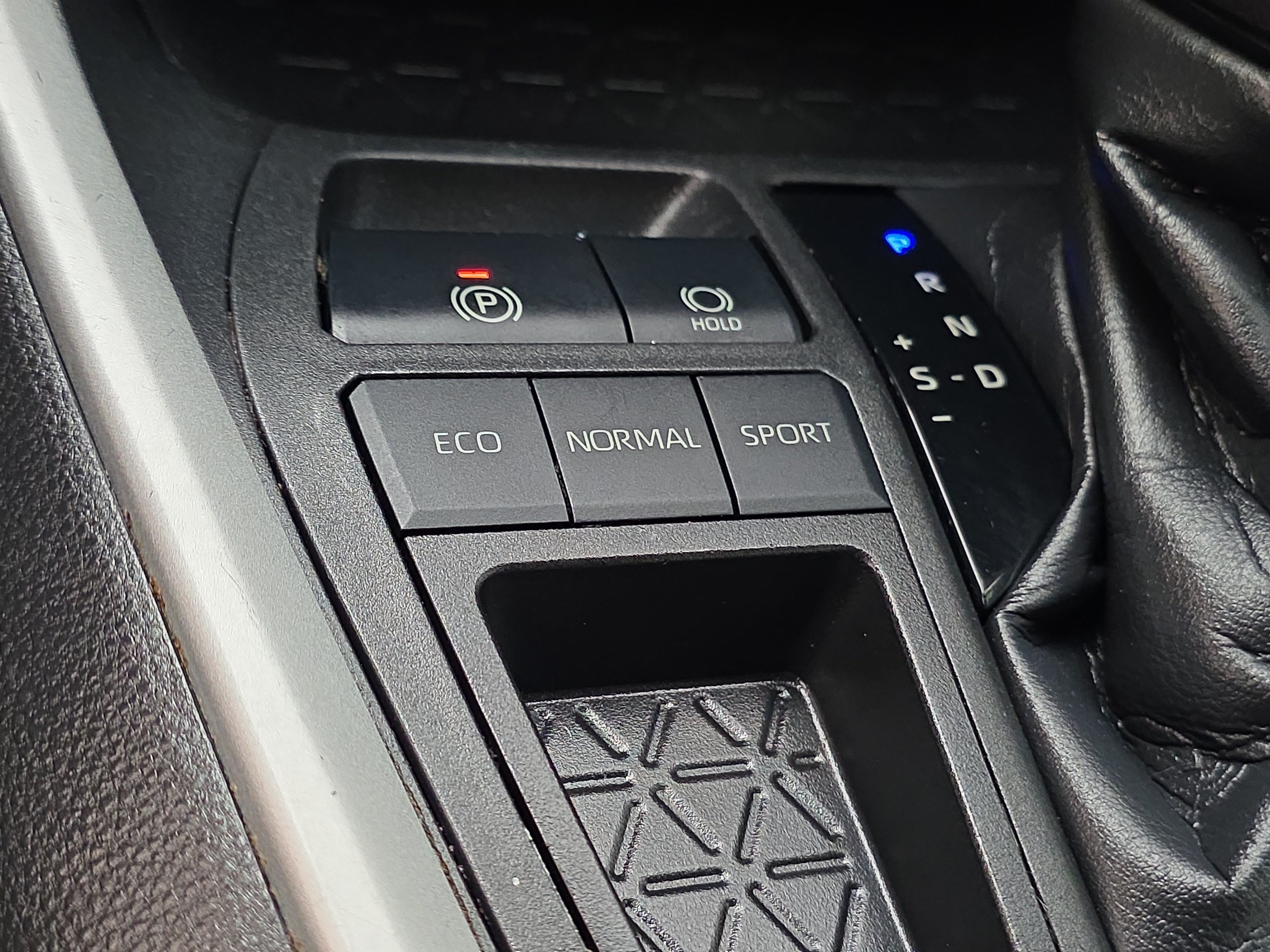 Used 2020 Toyota RAV4 XLE FWD image 21