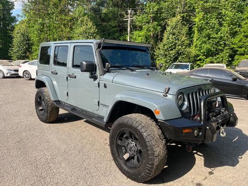 Used 2014 Jeep Wrangler Unlimited Sahara w/ Connectivity Group AWD/4WD image 14