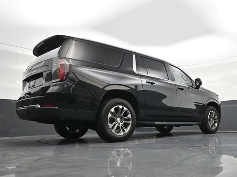 Used 2025 Chevrolet Suburban LT RWD image 29