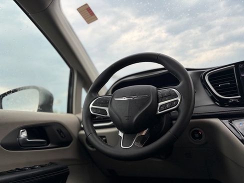 Used 2022 Chrysler Pacifica Touring-L FWD image 44