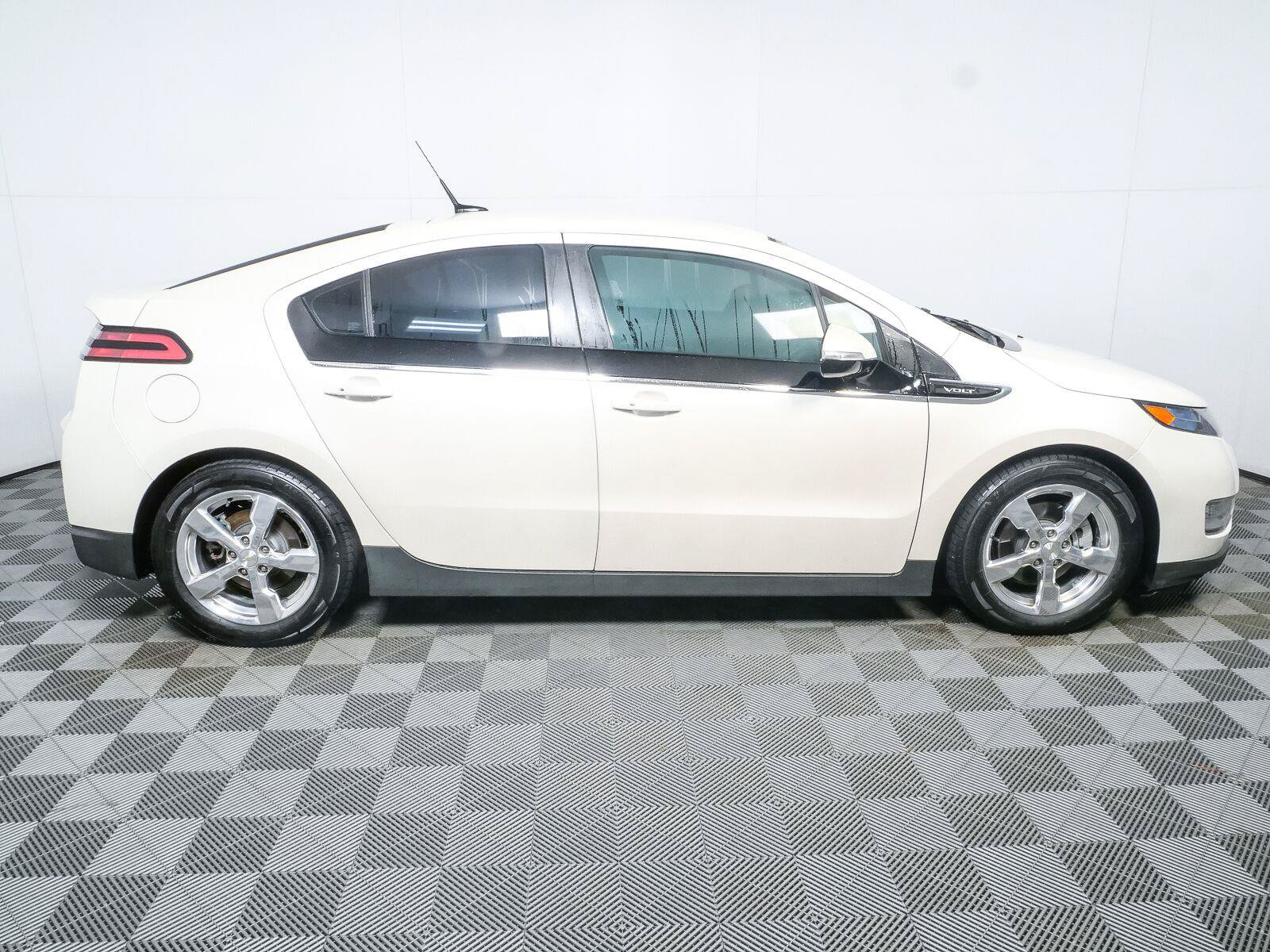Used 2014 Chevrolet Volt Premium w/ Premium Trim Package FWD image 2