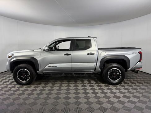 Used 2025 Toyota Tacoma TRD Off-Road AWD/4WD image 10