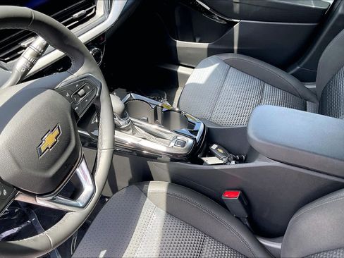Used 2024 Chevrolet Trax LT w/ Driver Confidence Package FWD image 17