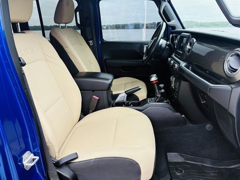 Used 2018 Jeep Wrangler Unlimited Sahara image 9