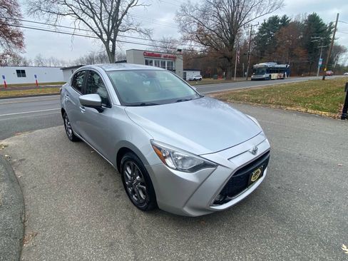 Used 2019 Toyota Yaris LE image 7