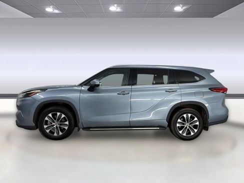 Used 2022 Toyota Highlander XLE FWD image 2