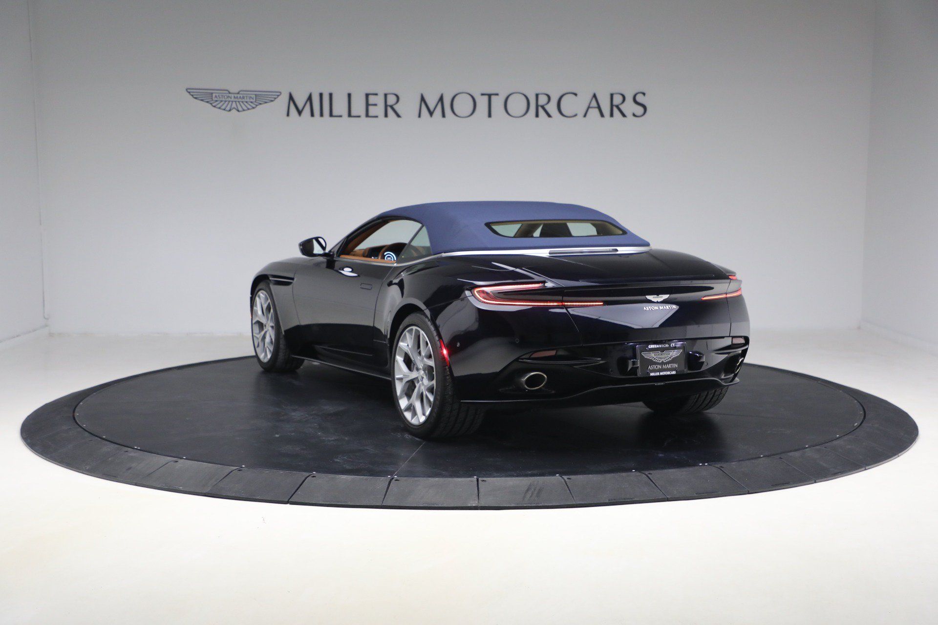 Used 2019 Aston Martin DB11 Volante RWD image 17