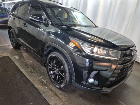 Used 2019 Toyota Highlander SE w/ Nightshade Edition AWD/4WD image 4