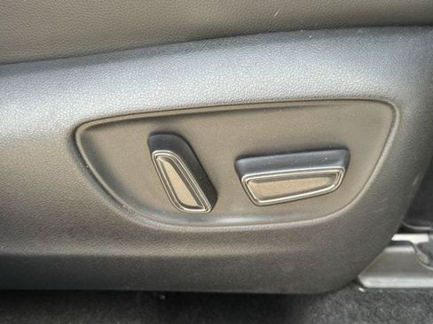 Used 2024 Toyota Highlander XLE FWD image 33