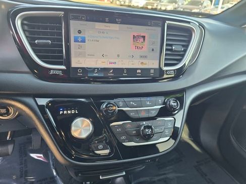 Used 2025 Chrysler Pacifica Select FWD image 29
