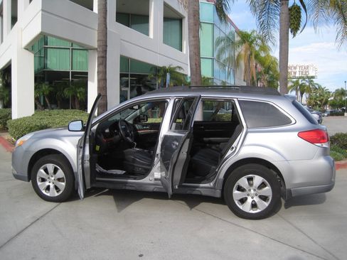 Used 2011 Subaru Outback 3.6R Limited image 4