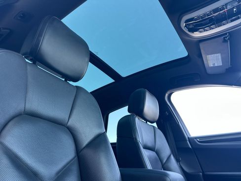 Certified 2023 Porsche Macan AWD/4WD image 27