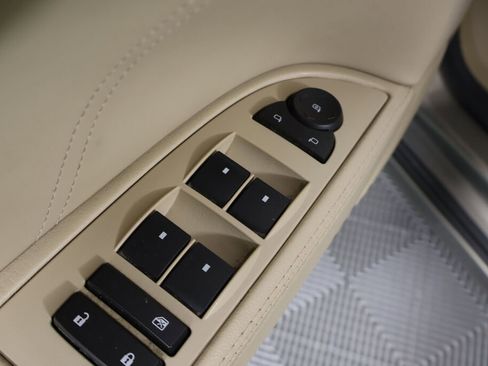 Used 2010 Buick Lucerne CXL image 31