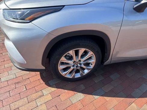 Used 2021 Toyota Highlander Limited FWD image 2