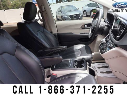 Used 2023 Chrysler Pacifica Touring-L FWD image 29