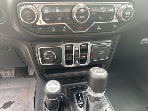 Used 2022 Jeep Wrangler Unlimited Sport AWD/4WD image 19