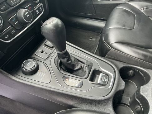 Used 2020 Jeep Cherokee Latitude Plus AWD/4WD image 25
