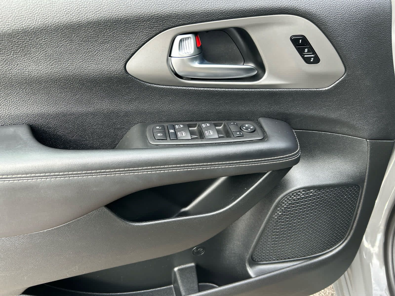 Used 2025 Chrysler Pacifica Select FWD image 10