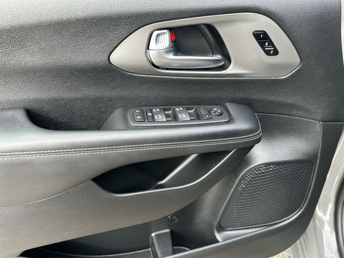 Used 2025 Chrysler Pacifica Select image 10