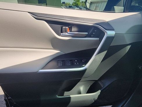 Used 2022 Toyota RAV4 XLE Premium image 18