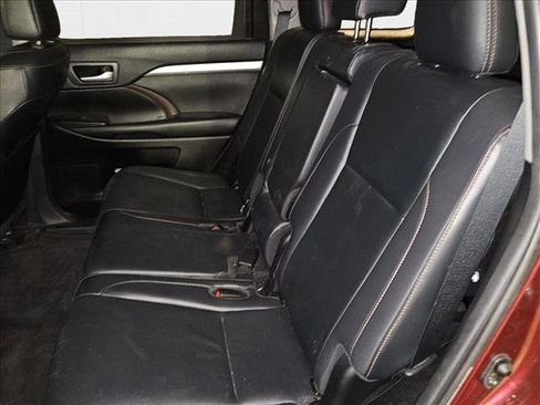 Used 2019 Toyota Highlander XLE image 16