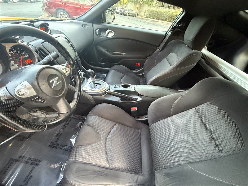 Used 2017 Nissan 370Z Coupe RWD image 13