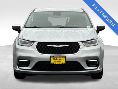 Used 2023 Chrysler Pacifica Limited image 4