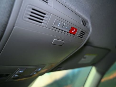 Used 2024 Volkswagen Tiguan SE image 44