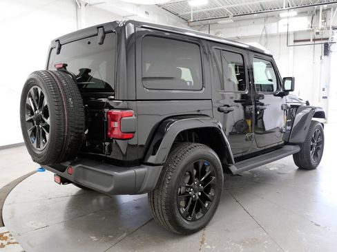 Used 2023 Jeep Wrangler Unlimited Sahara w/ Cold Weather Group AWD/4WD image 7