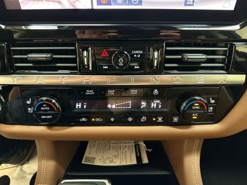 New 2026 Nissan Pathfinder Platinum image 17