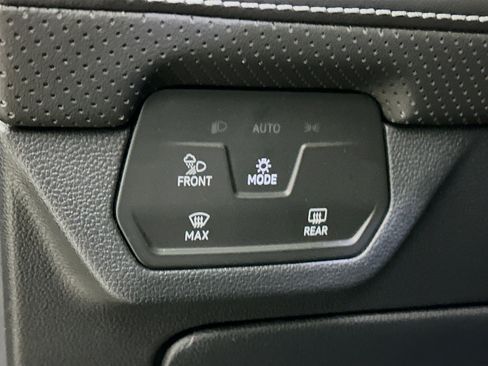 Used 2025 Volkswagen Atlas SE image 17